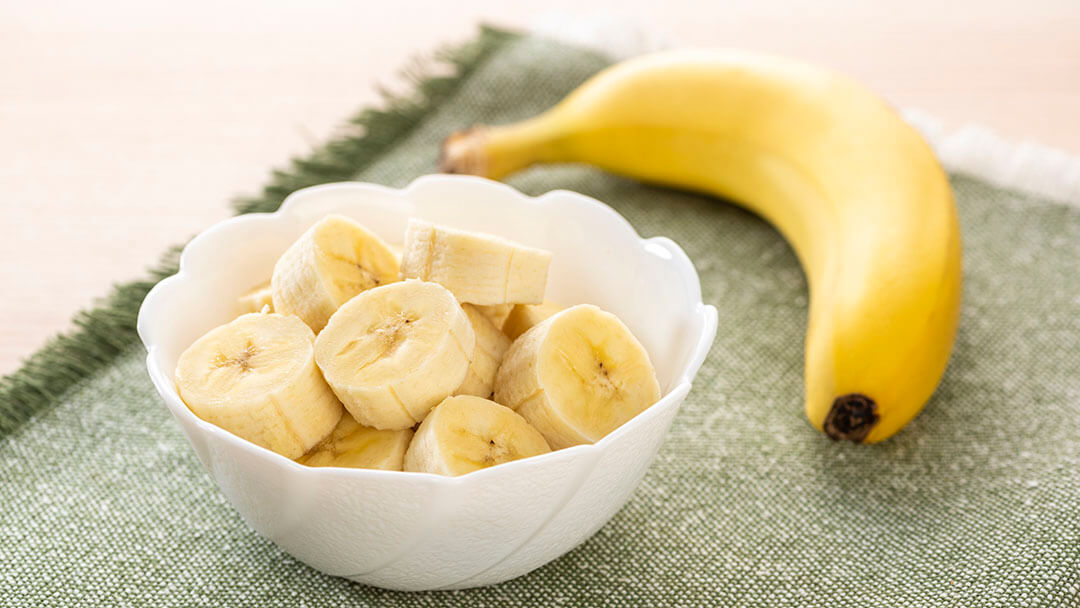 Cut bananas in the plate