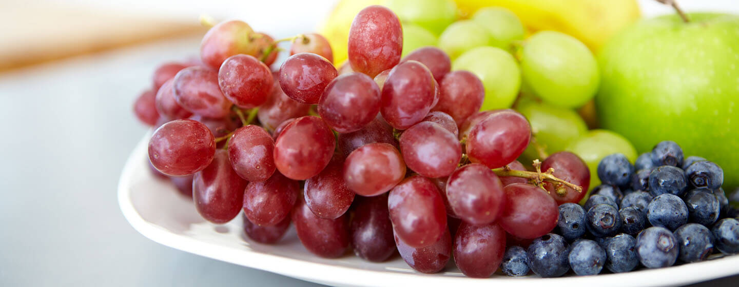 Grapes with other fruits on a plate